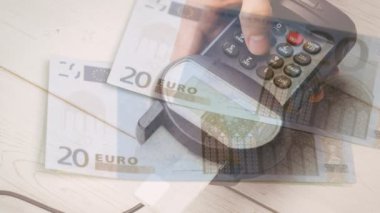 Avro banknotlarının animasyonu, elinde ödeme terminali bulunan beyaz adamın eline düşüyor. finans, para, nakit ödeme yok güvenlik dijital video oluşturuldu.