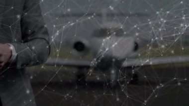 Kafkasyalı iş adamının havaalanında akıllı telefondan kullandığı ağ bağlantılarının animasyonu. küresel bağlantılar, veri işleme ve dijital arayüz konsepti dijital olarak oluşturulmuş video.