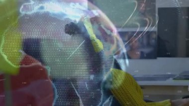 Ofisteki karışık ırk iş kadınlarıyla ilgili dünya ve ağ bağlantılarının animasyonu. küresel iş, veri işleme ve dijital arayüz kavramı dijital olarak oluşturulmuş video.