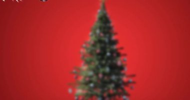 Kırmızı arka planda kar yağması ve noel ağacına takılanlar. Noel, gelenek ve kutlama konsepti dijital olarak oluşturuldu.