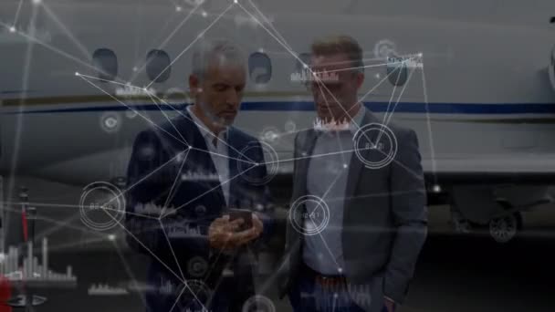 空港でスマートフォンを利用する多様なビジネス人をつなぐネットワークのアニメーション 世界規模の接続 データ処理 デジタルインターフェースの概念デジタル生成ビデオ — ストック動画