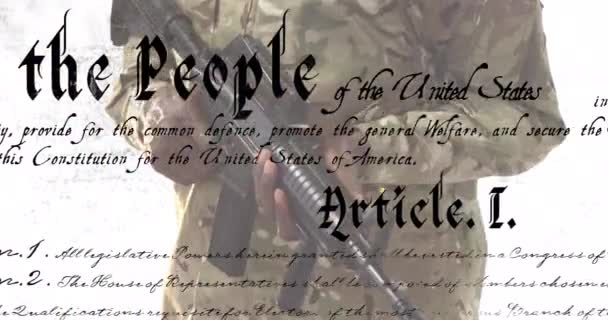 Animación Del Texto Del Artículo Sobre Soldado Afroamericano Sosteniendo Arma — Vídeo de stock