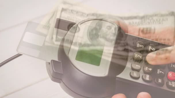 Animacja Banknotów Dolarowych Spadających Rękę Białego Człowieka Trzymającego Terminal Płatniczy — Wideo stockowe