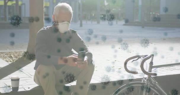 フェイスマスクを身に着けている高齢者の上にCovid 19細胞のアニメーション グローバルCovid 19パンデミックと予防接種の概念デジタルで生成されたビデオ — ストック動画