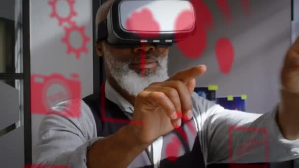 Кілька Червоних Цифрових Іконок Над Афроамериканським Старшим Бізнесменом Гарнітурі Офісі — стокове відео