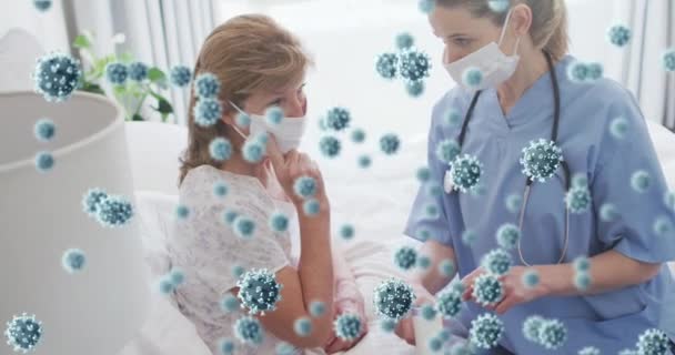 白人のシニア女性とフェイスマスクを着た看護師の上にCovid 19ウイルス細胞のアニメーション 世界中で流行している19の概念をデジタルで — ストック動画