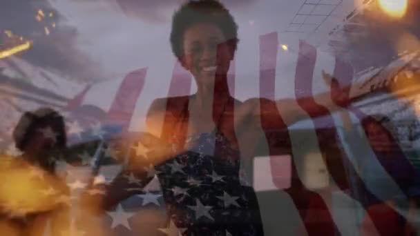 Animacja Machająca Flagą Usa Nad Grupą Przyjaciół Bawiących Się Plaży — Wideo stockowe