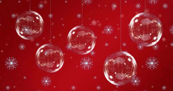在红色背景的雪花上动画化圣诞球 圣诞节 传统和庆祝概念数字制作的视频 — 图库视频影像