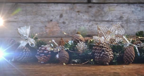 Composición Luz Sobre Decoraciones Navideñas Con Conos Pino Navidad Tradición — Vídeo de stock