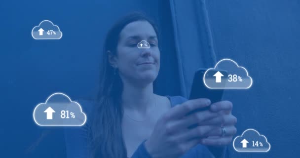 Animación Nubes Digitales Con Porcentaje Subiendo Sobre Mujer Usando Smartphone — Vídeo de stock