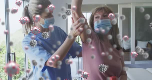 Animación Células Virus Covid Sobre Mujeres Mayores Caucásicas Enfermeras Que — Vídeo de stock