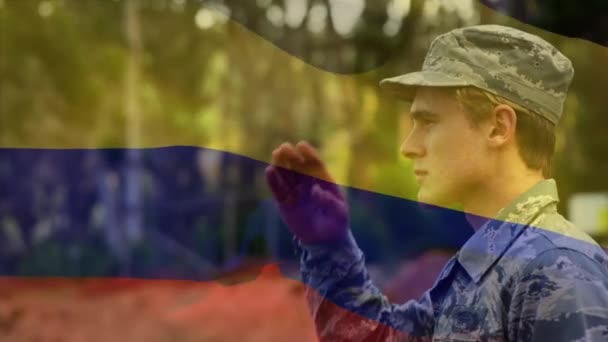 Animación Bandera Kolumbia Ondeando Sobre Saludo Del Soldado Caucásico Las — Vídeo de stock