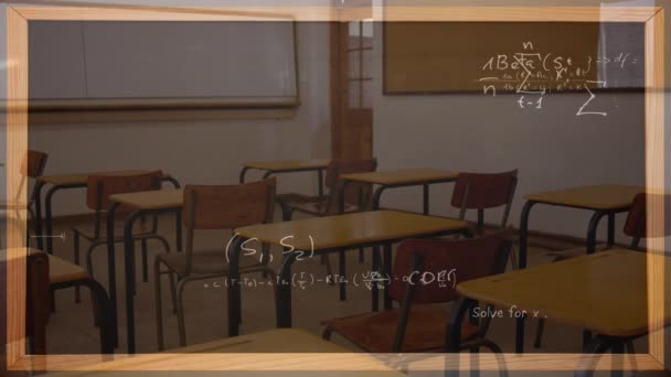 Κινούμενα Σχέδια Μαθηματικών Εξισώσεων Στον Πίνακα Πάνω Από Άδεια Τάξη — Αρχείο Βίντεο