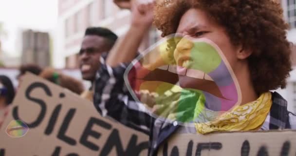 バナーを持つ多様な抗議者の上に虹の唇のアニメーション Lgbtの権利と平等の概念はデジタルで生成され — ストック動画