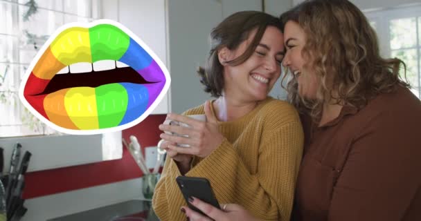 レズビアンカップルコーヒーを飲みながらスマホを使って虹色の唇のアニメーション Lgbtの権利と平等の概念はデジタルで生成され — ストック動画