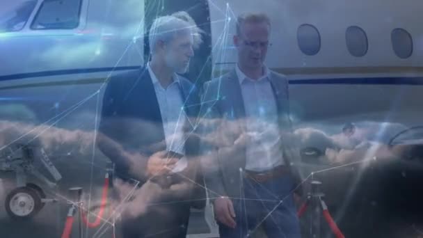 多様なビジネスの人々が飛行機から降りる上での接続と雲のネットワークのアニメーション 世界規模の接続 データ処理 デジタルインターフェースの概念デジタル生成ビデオ — ストック動画