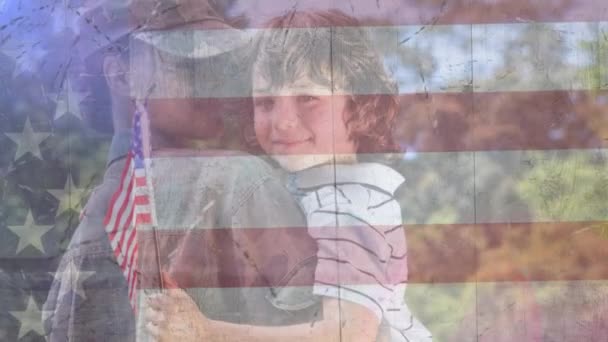 Oğlu Amerikan Bayrağıyla Çeşitli Kadın Askerler Üzerine Mutlu Gaziler Günü — Stok video