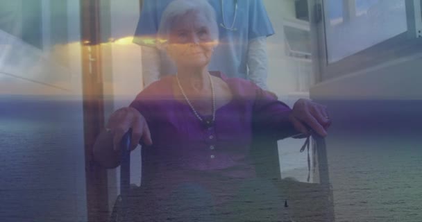 Animation Einer Kaukasischen Seniorin Rollstuhl Und Einer Sanitäterin Über Dem — Stockvideo