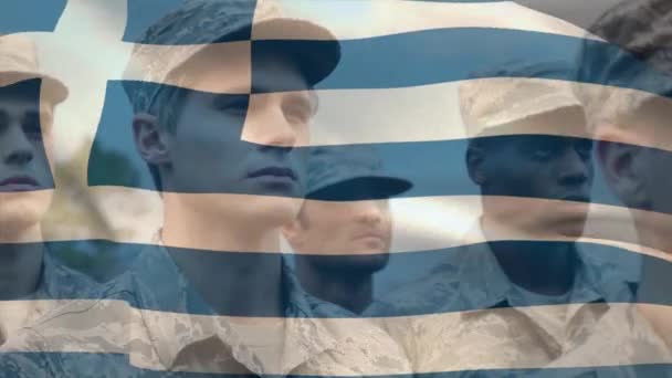 多様な男性兵士に対するギリシャの旗のアニメーション 愛国心の概念をデジタルで生成したビデオ — ストック動画
