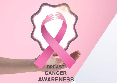 Pembe çizgili arka planda, görünmeyen bir nesne ve meme kanseri farkındalığı yazılı mesaj pankartı tutuyor. Göğüs kanseri farkındalığı kavramı