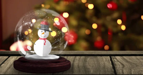 Bild Von Schneekugel Mit Schneemann Auf Holztisch Über Weihnachtsbaum Weihnachten — Stockfoto