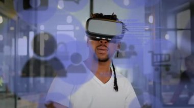 VR kulaklık takan melez ırk üzerine veri işleme ve sosyal medya simgelerinin animasyonu. küresel dijital arayüz, teknoloji ve sosyal medya konsepti dijital olarak oluşturulmuş video.