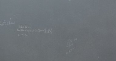 Gri arkaplan üzerinde matematiksel denklemlerin animasyonu. küresel eğitim, bağlantılar, veri işleme ve teknoloji konsepti dijital olarak oluşturulmuş video.