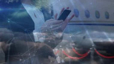 Havaalanında akıllı telefon kullanan Kafkasyalı iş kadını üzerinden bağlantı ağlarının animasyonu. küresel bağlantılar, veri işleme ve dijital arayüz konsepti dijital olarak oluşturulmuş video.