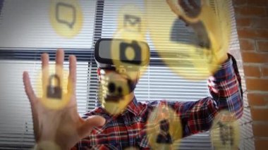 VR kulaklık takan melez ırk üzerine sosyal medya simgelerinin animasyonu. küresel dijital arayüz, teknoloji ve sosyal medya konsepti dijital olarak oluşturulmuş video.