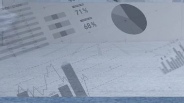 Sokaklarda yürüyen farklı insanlar üzerinde finansal veri işleme animasyonu. küresel iş, veri işleme ve dijital arayüz konsepti dijital olarak oluşturulmuş video.