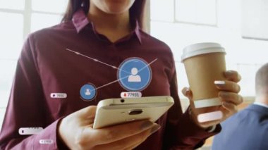 Akıllı telefon kullanan kadın üzerindeki simgelerle bağlantı ağının animasyonu. Sosyal medya ve iletişim konsepti dijital olarak oluşturulmuş video.
