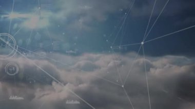 Bulutların üzerinde işlenen bağlantılar ve veri işleme ağının animasyonu. küresel iş, bağlantılar ve dijital arayüz konsepti dijital olarak oluşturulmuş video.