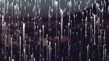 Şehir manzarası üzerinde veri işleme animasyonu. küresel bağlantılar, veri işleme ve dijital arayüz konsepti dijital olarak oluşturulmuş video.