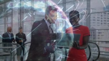 Ofisteki dizüstü bilgisayarları kullanan çeşitli iş adamlarının dünya ve ağ bağlantılarının animasyonu. küresel iş, veri işleme ve dijital arayüz kavramı dijital olarak oluşturulmuş video.