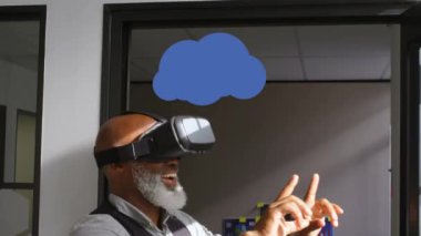 VR kulaklık takan Afro-Amerikan bir adamın sosyal medya simgelerinin animasyonu. küresel dijital arayüz, teknoloji ve sosyal medya konsepti dijital olarak oluşturulmuş video.