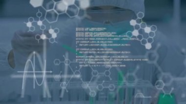 Laboratuvardaki bilim adamının bilimsel veri işleme animasyonu. küresel bilim, bağlantılar, veri işleme ve dijital arayüz kavramı dijital olarak oluşturulmuş video.