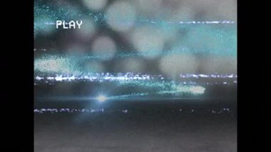 Siyah arkaplanda parazit ve ışık izlerinin animasyonu. küresel bilim, veri işleme, bağlantılar ve dijital arayüz konsepti dijital olarak oluşturulmuş video.