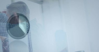 İş adamları üzerindeki finansal istatistiklerin canlandırılması. global iş seyahati, finans ve veri işleme kavramı dijital olarak oluşturulmuş video.