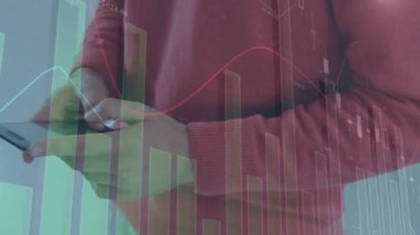 Akıllı telefon kullanan beyaz adamın finansal veri işleme animasyonu. küresel iş, veri işleme ve dijital arayüz konsepti dijital olarak oluşturulmuş video.