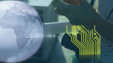 Akıllı telefon kullanan melez kadın üzerinden bilgisayar devre kartı ve dünyanın animasyonu. küresel iletişim, veri paylaşımı ve dijital arayüz kavramı, dijital olarak oluşturulmuş video.