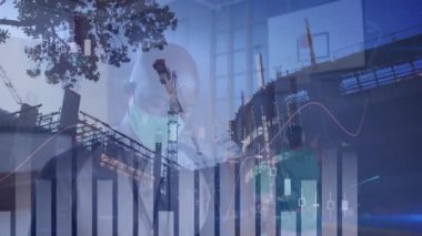 Spor salonunda koçu olan çeşitli bayan basketbol oyuncuları üzerinde finansal veri işleme animasyonu. spor, bağlantılar ve dijital arayüz konsepti dijital olarak oluşturulmuş video.