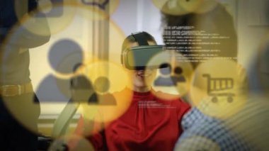 VR kulaklık takan beyaz kadın ve çeşitli meslektaşlar üzerine sosyal medya simgelerinin canlandırılması. küresel dijital arayüz, teknoloji ve sosyal medya konsepti dijital olarak oluşturulmuş video.