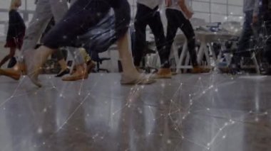 Ofisteki çeşitli iş adamları üzerindeki bağlantı ağlarının animasyonu. küresel iş, veri işleme ve dijital arayüz kavramı dijital olarak oluşturulmuş video.