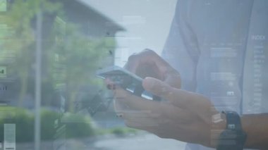 Akıllı telefon kullanan beyaz iş adamının finansal veri işleme animasyonu. küresel iş, finans, bağlantılar ve dijital arayüz konsepti dijital olarak oluşturulmuş video.