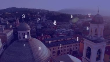 Şehir manzarasında azalan sayıların animasyonu. küresel iş, finans, dijital arayüz ve bağlantılar konsepti dijital olarak oluşturulmuş video.