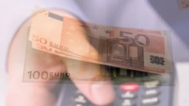 Avro banknotlarının animasyonu, elinde ödeme terminali bulunan beyaz adamın eline düşüyor. finans, para, nakit ödeme yok güvenlik dijital video oluşturuldu.
