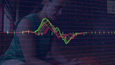 Spor salonundaki beyaz kadın basketbolcu üzerinden finansal veri işleme animasyonu. spor, bağlantılar ve dijital arayüz konsepti dijital olarak oluşturulmuş video.