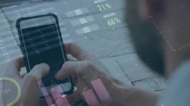 Akıllı telefon kullanan beyaz adamın finansal veri işleme animasyonu. küresel iş, veri işleme ve dijital arayüz konsepti dijital olarak oluşturulmuş video.