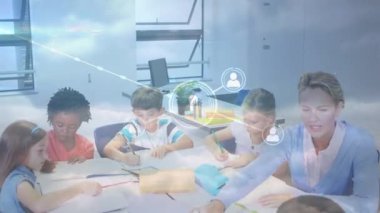 Çeşitli öğretmenler ve okul çocukları üzerindeki bağlantı ağının animasyonu. küresel eğitim, bağlantılar, veri işleme ve teknoloji konsepti dijital olarak oluşturulmuş video.