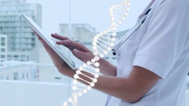 Tablet kullanarak kadın doktorun üzerinde dönen DNA iplikçiklerinin animasyonu. küresel tıp, teknoloji, veri işleme ve dijital arayüz kavramı dijital olarak oluşturulmuş video.
